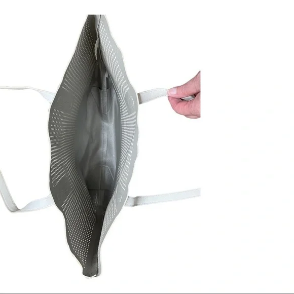 Large Vintage Neiman Marcus Vegan White Silver Scallop Top Shopper Tote - Picture 6 of 7